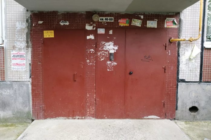 Өскеменде ер адамды кіреберісте ток соқты