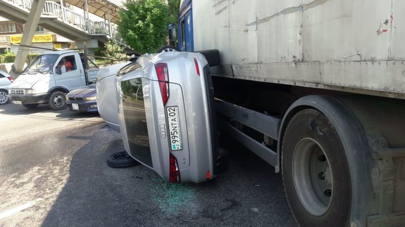 ДТП с участием Audi и MAN создало гигантскую пробку на Рыскулова в Алматы