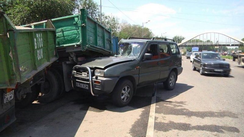 В Алматы Ford влетел в колонну ЗИЛов