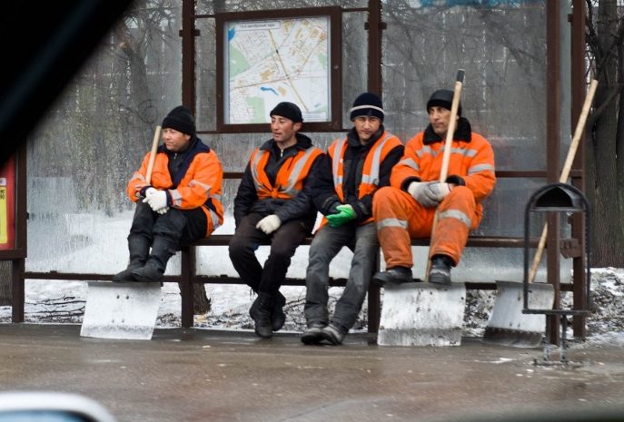 Имамы читают проповеди уезжающим мигрантам в аэропортах Узбекистана