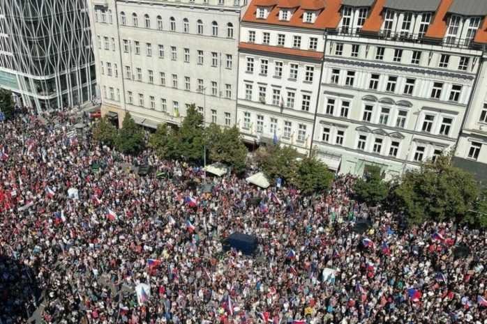 Многотысячный антиправительственный митинг прошел в Праге
