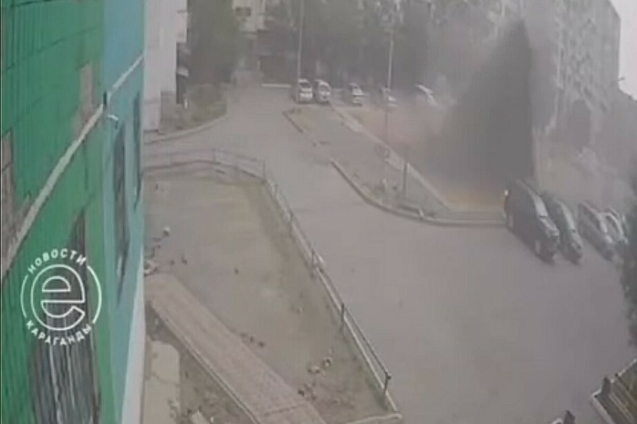 Ветер сдул покрытие с детской площадки вместе с детьми в Караганде