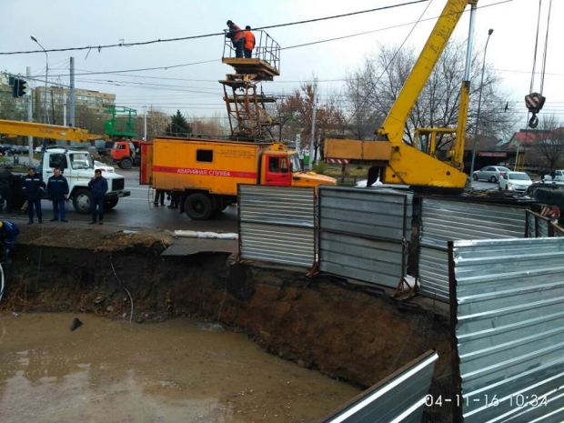 На оживленном перекрестке в Алматы просел грунт