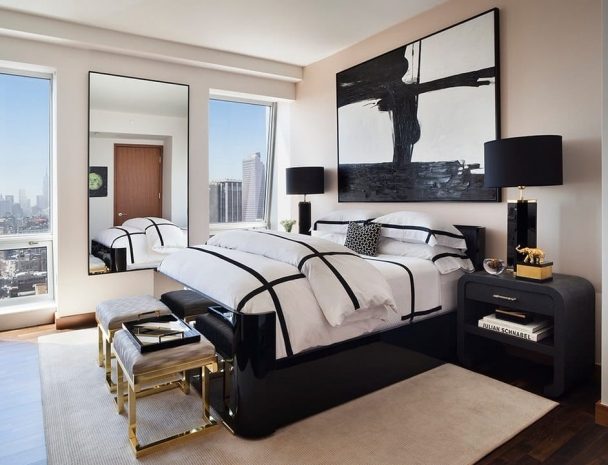 Гармоничный интерьер черно-белой спальни