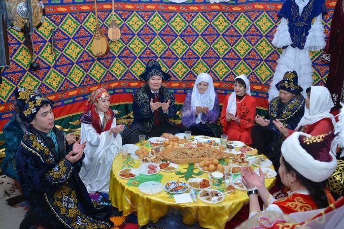Почему казахи любят встречать гостей?