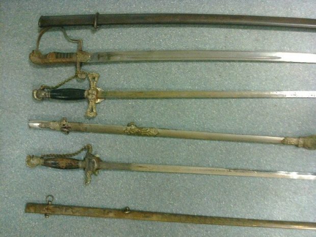 Сабли и винтовки изъяли таможенники Алматы