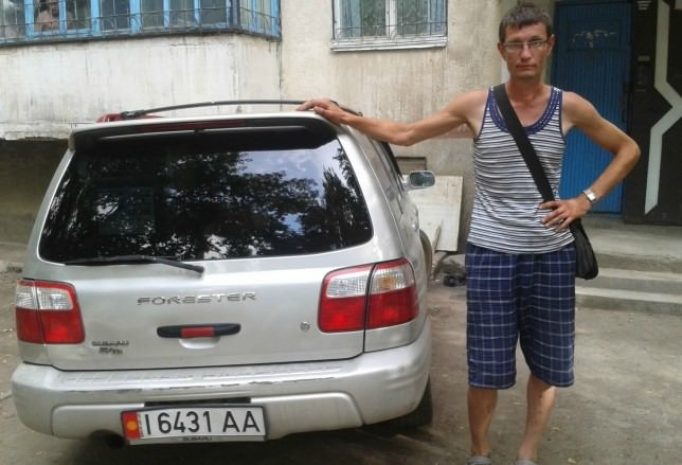 Полиция вручную пыталась донести автомобиль до эвакуатора [видео]