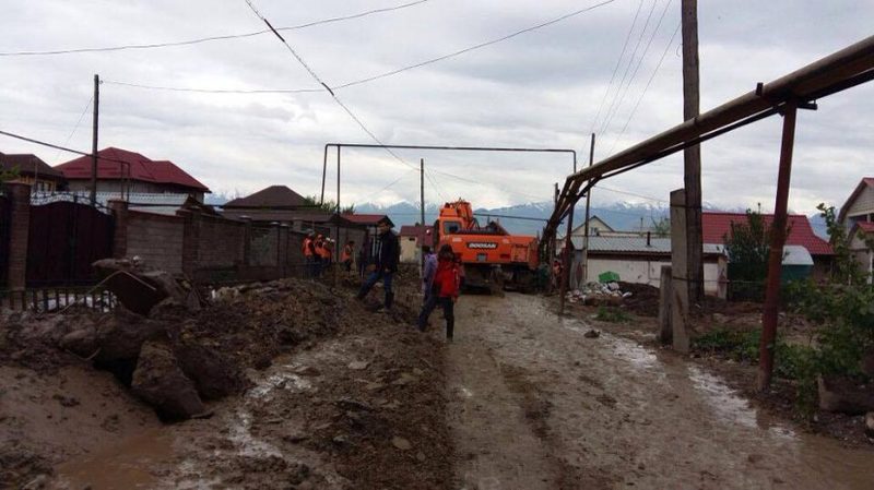 За сутки спасатели прокопали канал шириной до двух метров