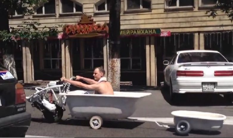 Ванна на колесах проехала по дорогам Алматы. Видео