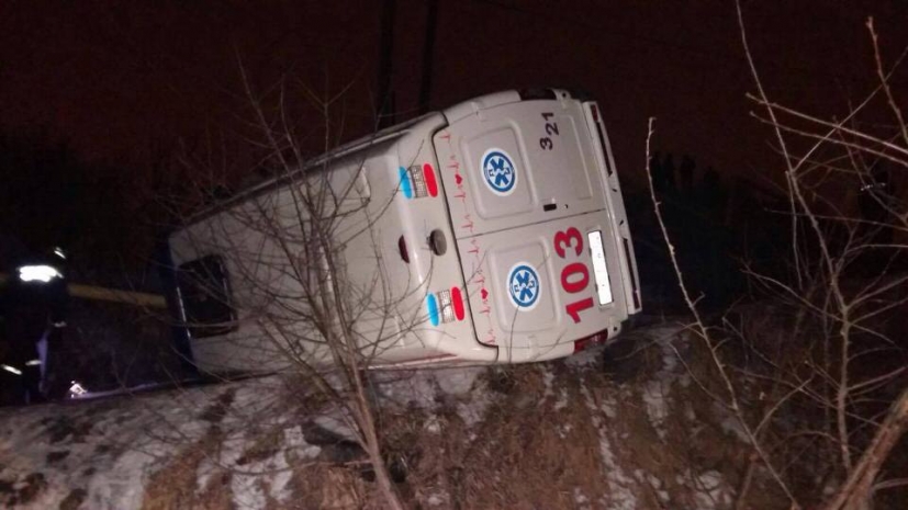 В Алматы перевернулась машина скорой помощи