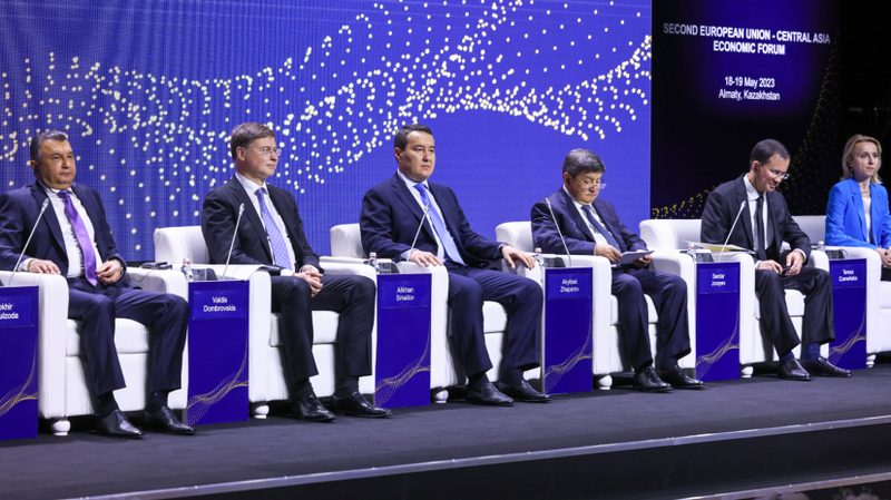 Казахстан планирует сократить срок прохождения транзита из Китая в Европу — Смаилов