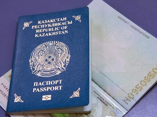 Вклеивание детских фотографий в паспорта родителей отменят в Казахстане