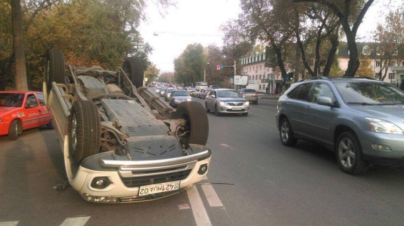 В Алматы «летают» автомобили (ФОТО, ВИДЕО)