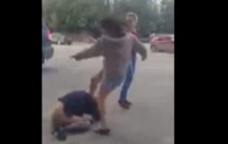 Избившим в Атырау девушку сверстницам дали по 5 суток