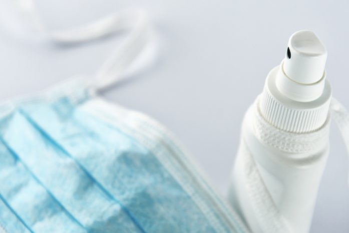 Эффективность масок и перчаток в период пандемии опровергли вирусологи