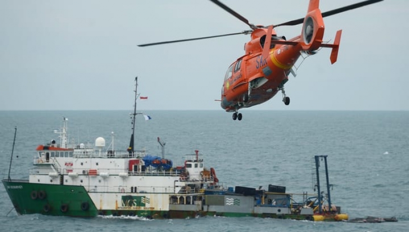 Попытка поднять часть самолета AirAsia закончилась неудачей