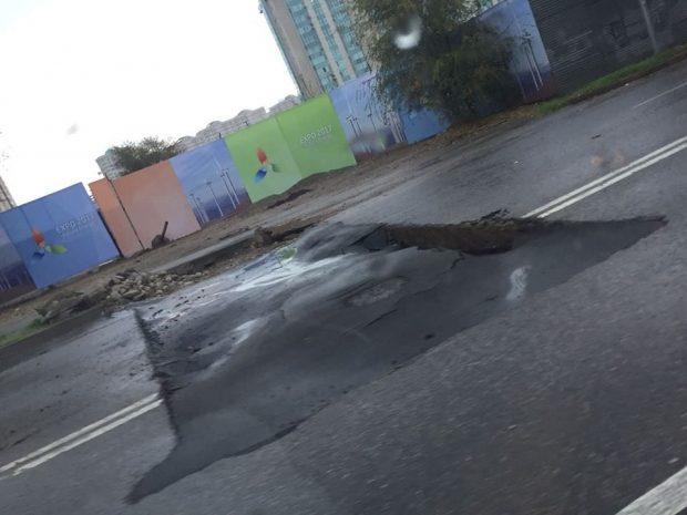 В Алматы провалился асфальт под машиной