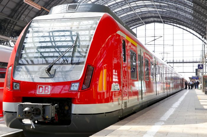 Немец выжил после того, как его переехали две электрички