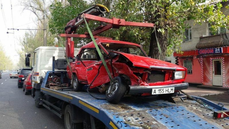 Столкновение в Алматы: автомобили вылетели на тротуар