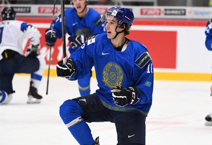 Впервые за 17 лет казахстанца выбрали на драфте НХЛ