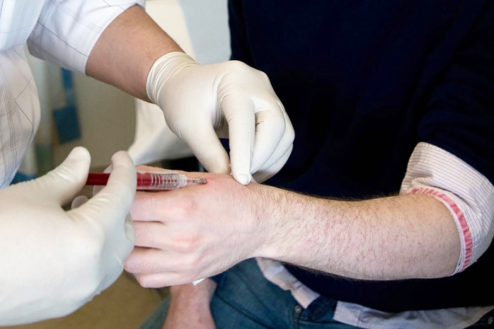 Массовое лечение чипированием предрекли жителям России