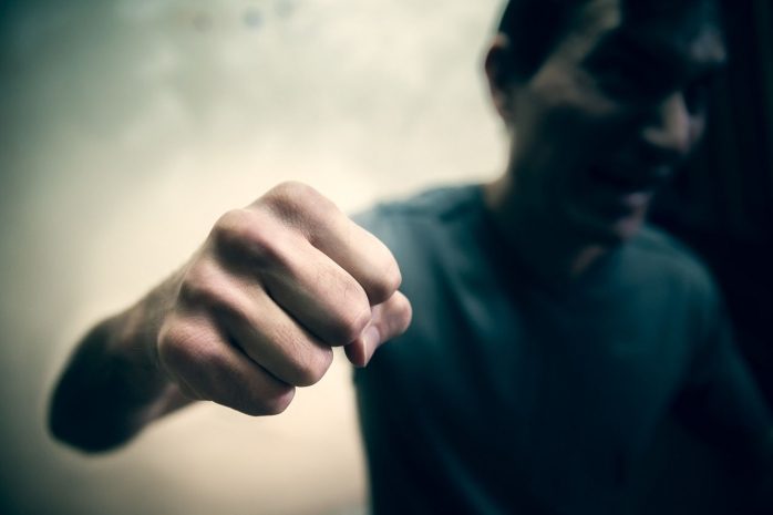 В Атырау мужчина избил ребенка на детской площадке