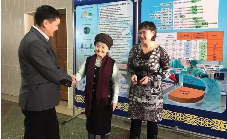 Голландец дал полицейским, спасшим детей на трассе Павлодар - Астана, по 5 млн тенге