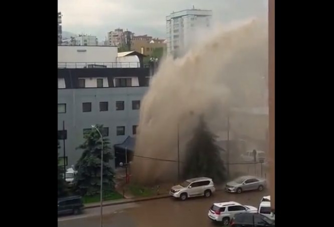 При прорыве тепломагистрали в Алматы повреждены две машины