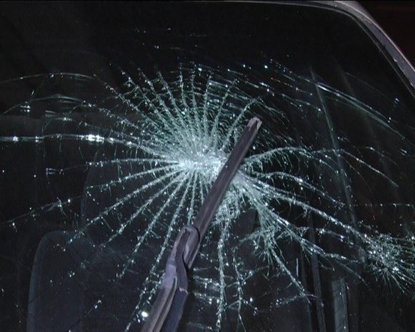 В Алматы автомобиль врезался в остановку (ФОТО)