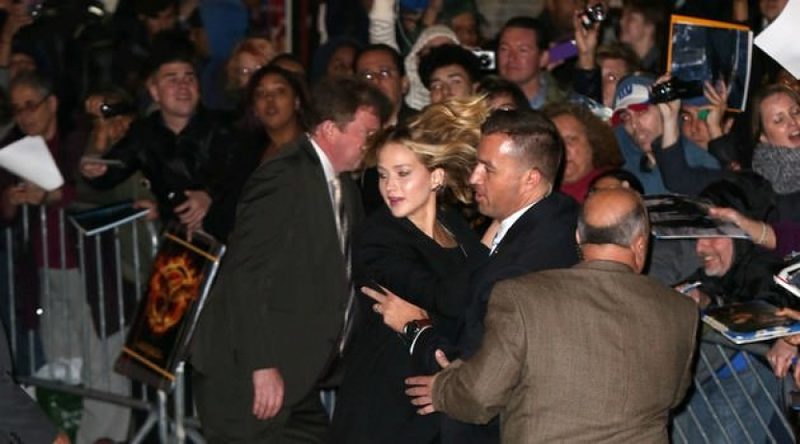 Толпа прорвала ограждение на автограф-сессии Дженнифер Лоуренс