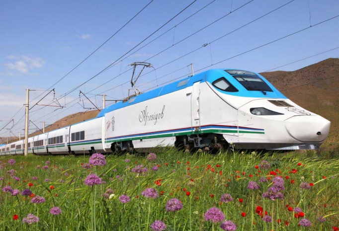 Из-за аномальной жары ограничили скорость поездов в Узбекистане