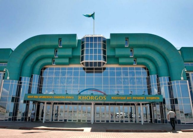 Китай временно закрыл границу с Казахстаном