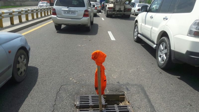 Акимат Алматы объяснил, почему был сломан люк на Аль-ФарабиЭксклюзив