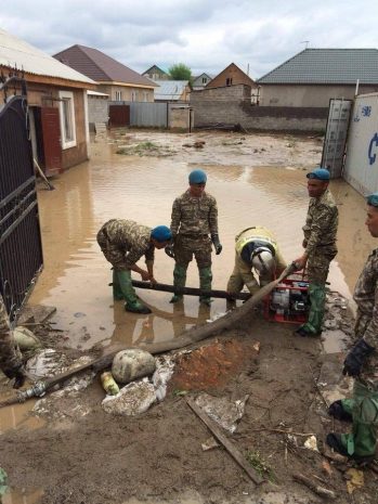 Личный состав Национальной гвардии и Аэромобильных войск помогают спасателям в Алматы
