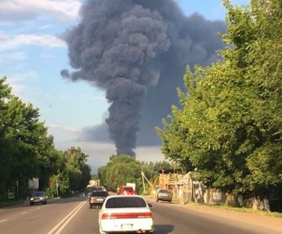 На Кульджинке в Алматы горят склады