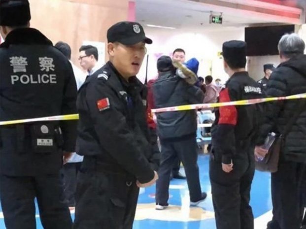 Неизвестный ранил 20 школьников в Пекине