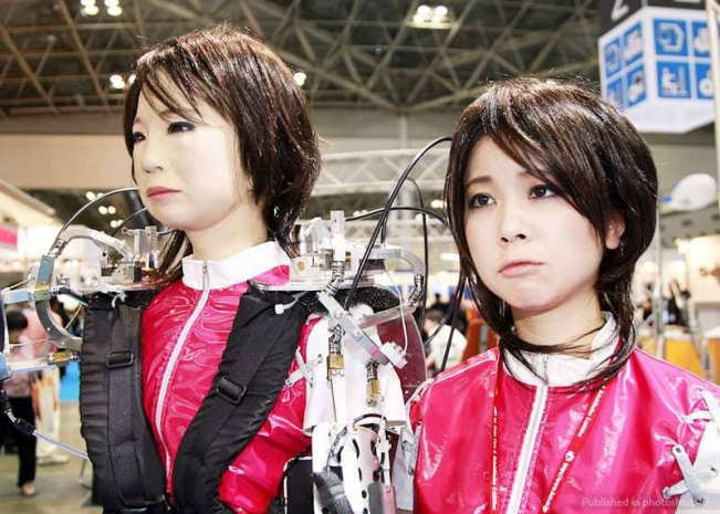 Робота, который умеет целоваться, показали в Уральске