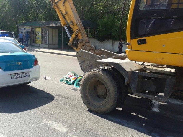 Экскаватор сбил насмерть женщину на пешеходном переходе