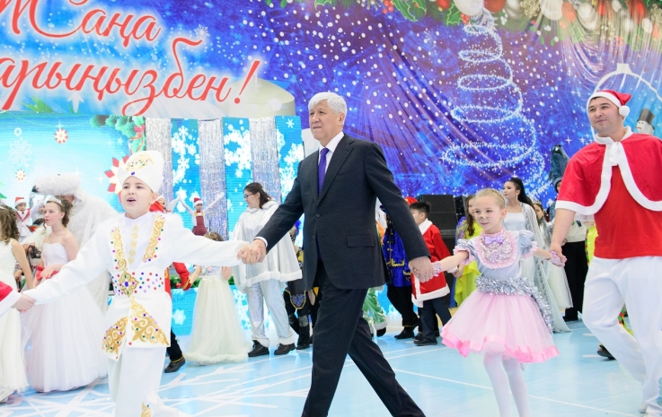 Амандык Баталов поздравил с Новым годом детей Алматинской области