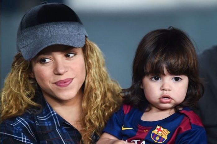 Шакира и Жерар Пике на футбольном матче