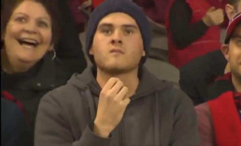 Парень на футбольном матче попал в неловкую ситуацию. Видео