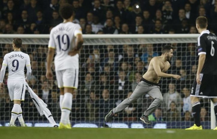 «Тоттенхэм» может быть наказан из-за выбежавших болельщиков