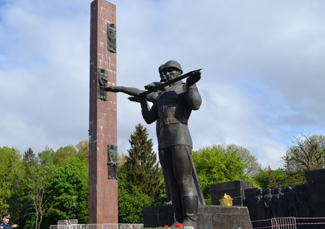 Скандальный монумент времен СССР демонтируют в Украине