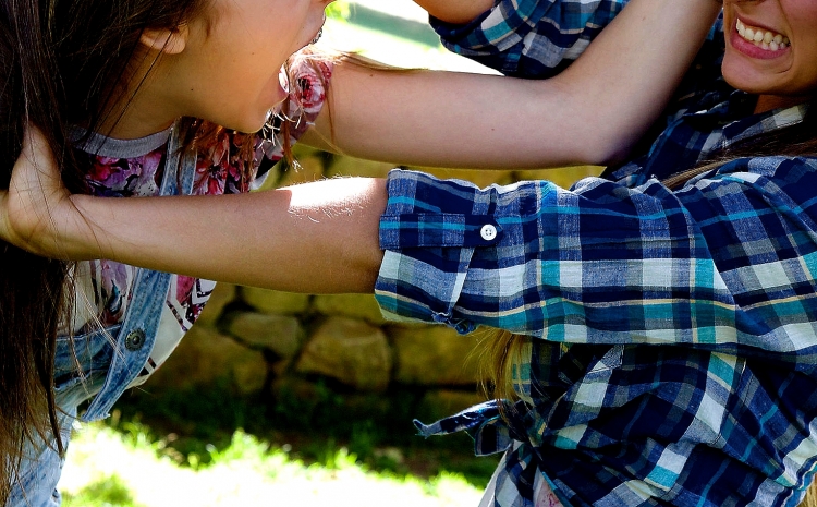 Женщина-кондуктор и пассажирка подрались в автобусе в Актобе