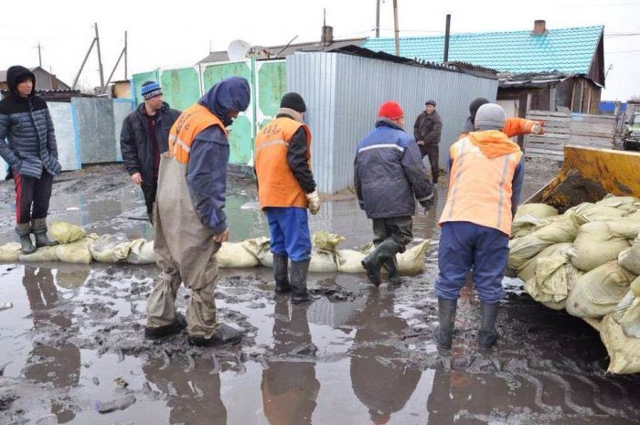 В Костанае талыми водами подтопило микрорайон