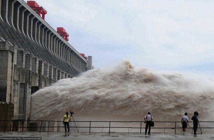Уровень воды превысил на 12 метров критическую отметку на китайской ГЭС