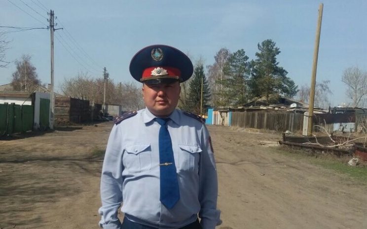 В Аксу полицейский спас двух человек при пожаре