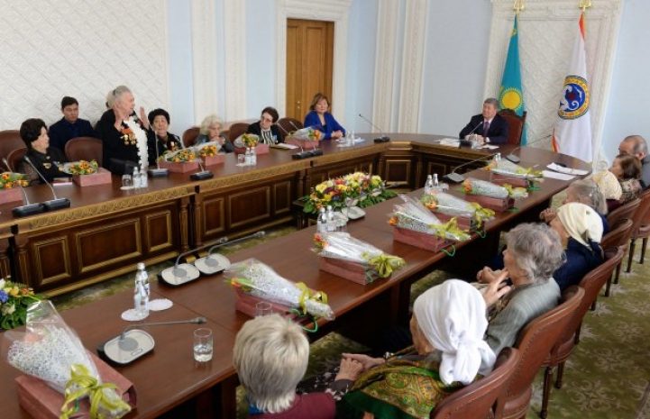 В Алматы поздравили женщин-участниц ВОВ