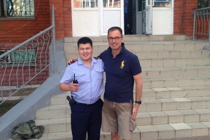 Француз и полицейский спасли самоубийцу в Астане