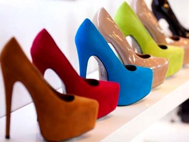 Обувь ярких цветов: выбор без страха